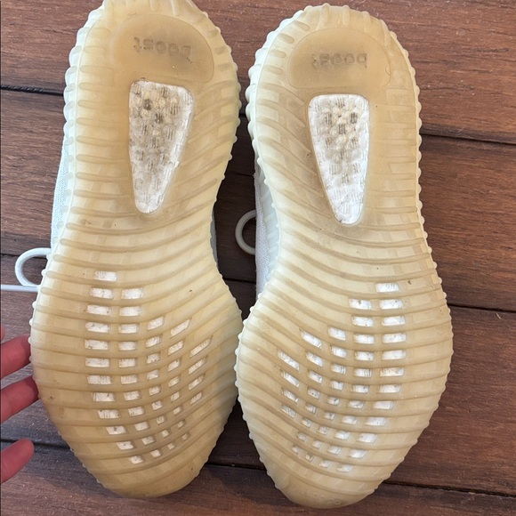 White Yeezy 350 - Picture 3 of 4